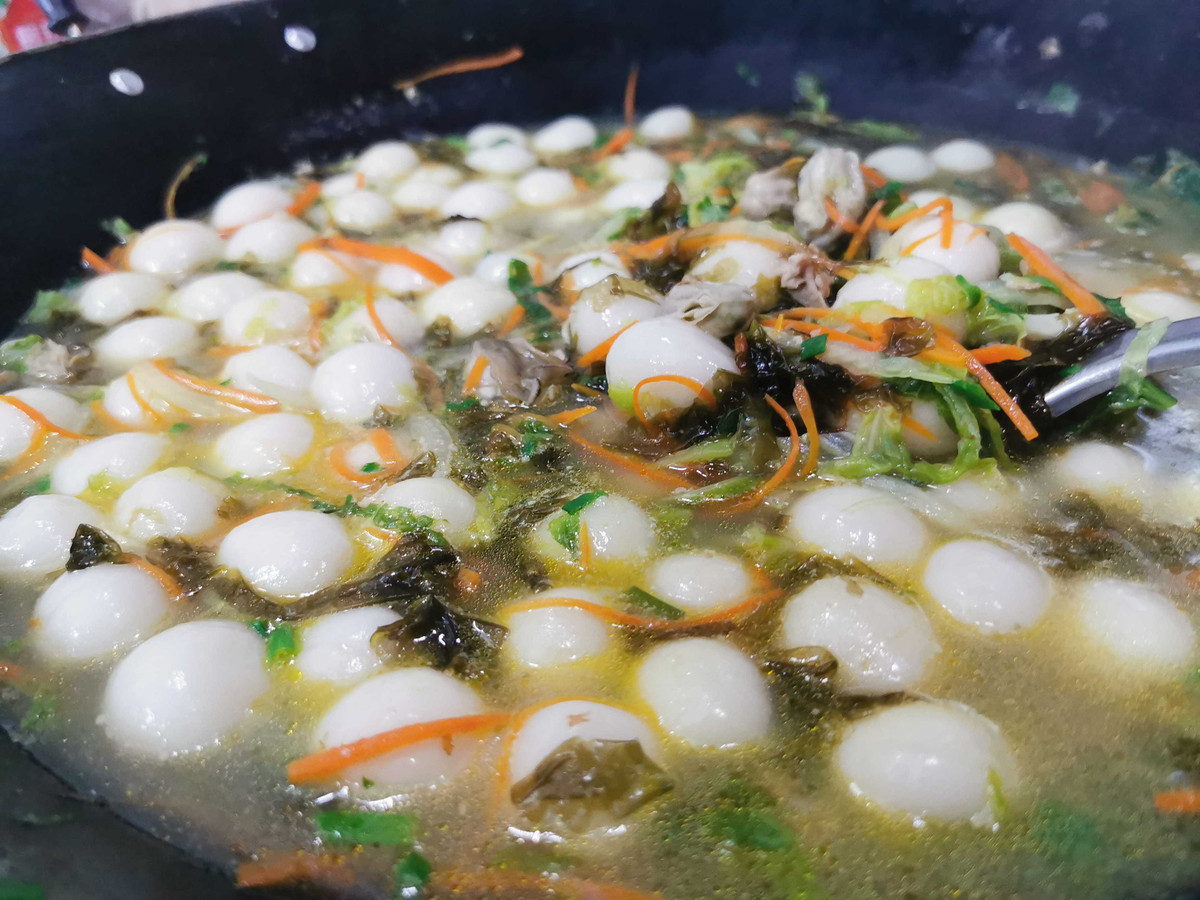 Tuy nhiên, hiện nay do ô nhiễm môi trường, giun biển càng ngày càng ít đi, đào cật lực cũng chẳng được bao nhiêu nên món ăn này lại càng quý, ngày thường không mấy khi được ăn.