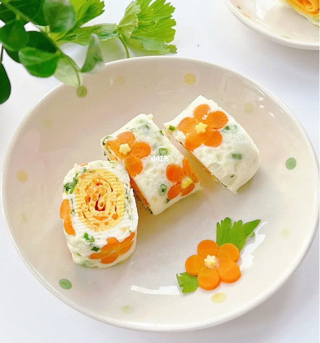 Món trứng tráng cuộn hoa xuân này nhìn rất đẹp nhưng làm thì chỉ mất thêm chút thời gian mà thôi. Chỉ vài thao tác, món trứng tráng cuộn sẽ lập tức trở nên đẹp đẽ hút mắt, khiến mọi thành viên trong gia đình thích mê.