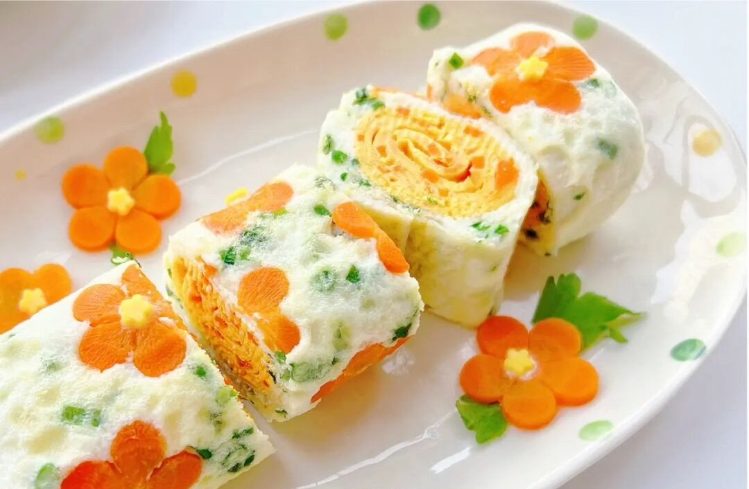 Bước 5. Đổ một lớp chất lỏng lòng trắng trứng vào, cuộn lại khi nó gần như đông đặc.