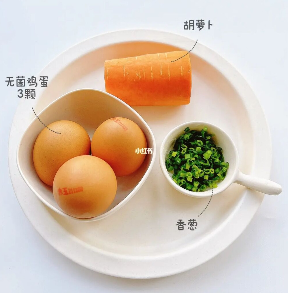 Để làm được món trứng tráng cuộn xinh đẹp này, bạn cần nguyên liệu đơn giản gồm: 3 quả trứng, một ít cà rốt, một ít hành lá cắt nhỏ.