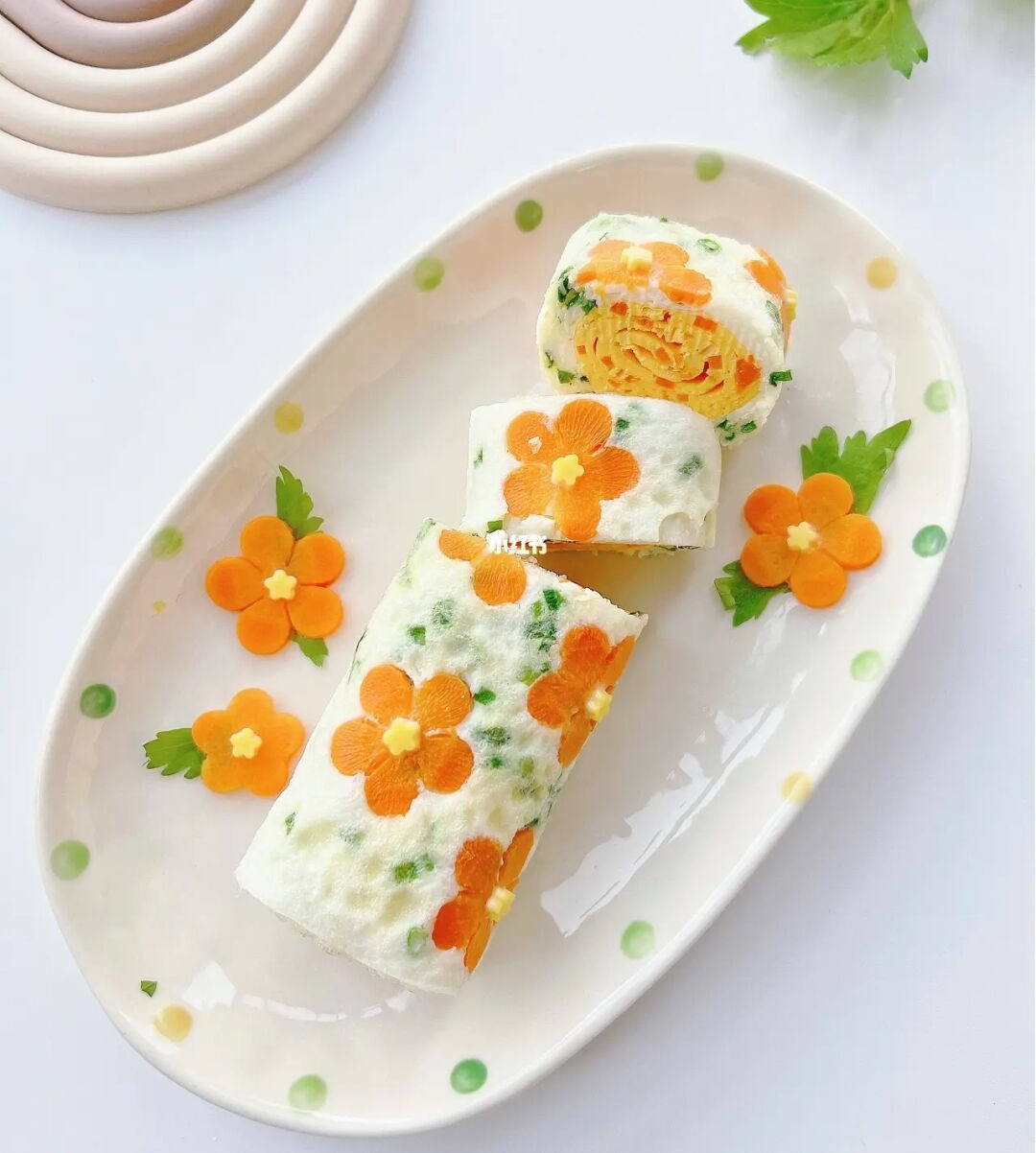 Khi trứng chín, gắp ra đĩa, cắt nhỏ thành từng miếng, trang trí thêm, thế là bạn đã có món trứng tráng cuộn hoa xuân cực ngon lại đẹp cho mâm cơm ngày Tết thêm vui vẻ, ấm cúng.