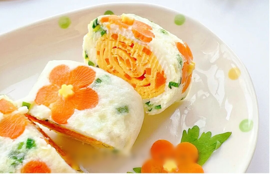 Bước 4. Cho một lớp lòng đỏ trứng vào chảo dầu nóng, cuộn lại khi sắp đông, đổ tiếp một lớp lòng đỏ, lặp lại hành động cuộn trứng.