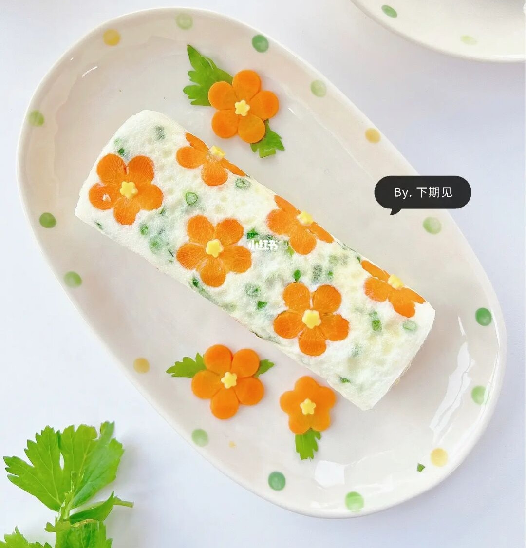 Bước 6. Tạm để cuộn trứng một góc, xếp đặt các lát cà rốt, sau đó đổ tiếp vào một lớp chất lỏng lòng trắng trứng, cuộn lại khi trứng sắp đông lại và tạo hình.