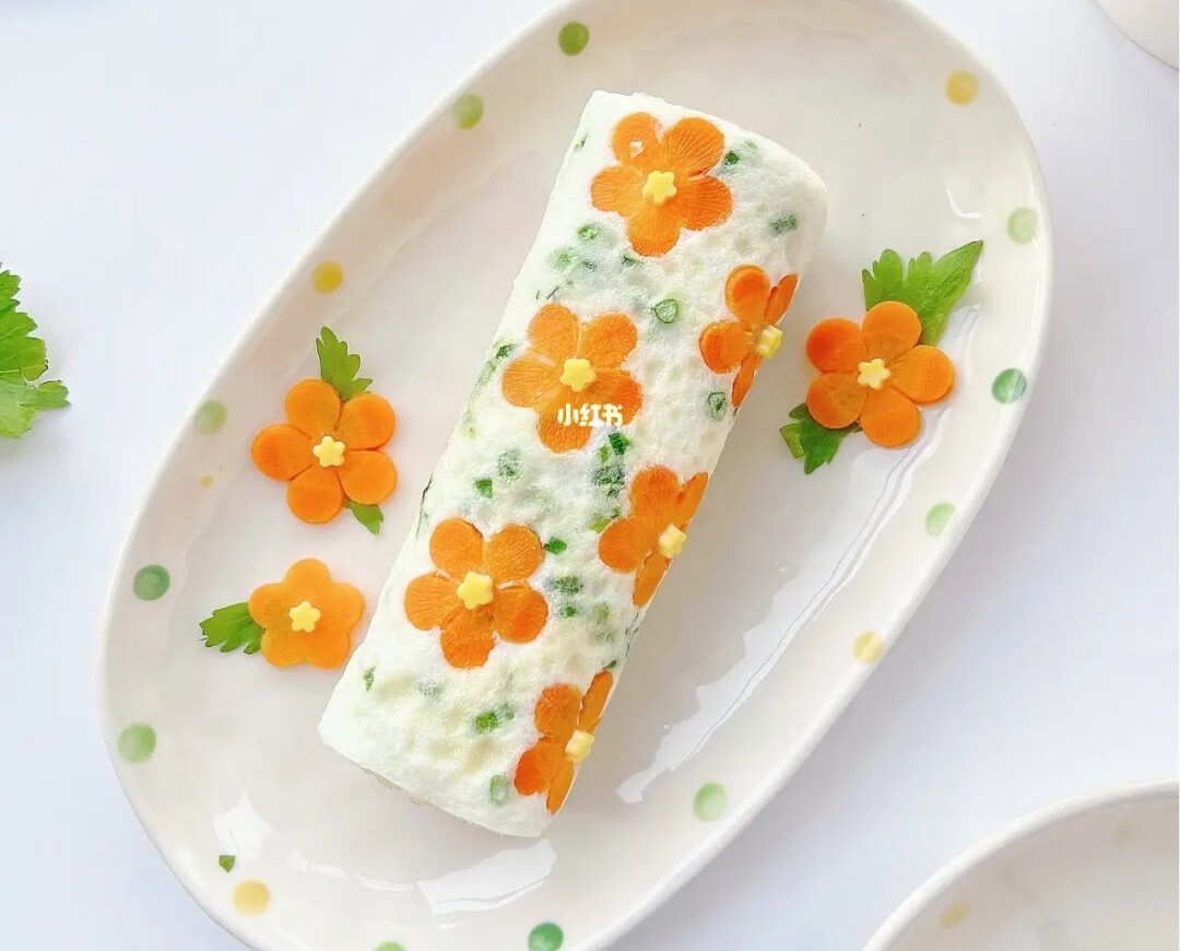 Trứng tráng cuộn là món ăn được đa số mọi người ưa thích vì mềm, ngon, dễ ăn lại bổ dưỡng. Tết đến Xuân về, bạn hãy cải biến món trứng cuộn, biến nó thành món trứng tráng cuộn hoa xuân vừa đẹp lại dễ ăn nhé.