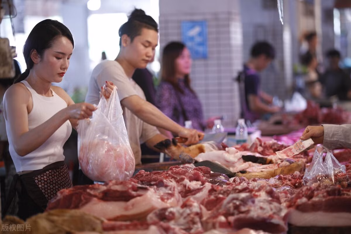 Giá thịt lợn năm nay đã hạ xuống, không còn đắt đỏ như năm ngoái, mọi người mạnh tay hơn khi mua thịt. Tuy nhiên, dù có tiền, bạn cũng chưa chắc đã mua được miếng thịt quý hiếm này trên con lợn. (Ảnh minh họa)