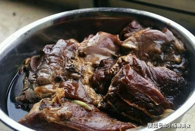 Khi được ướp và chế biến cầu kỳ hơn, quả thực những món ăn làm từ phần thịt dải này có hương vị mê người, ăn một lần là nhớ mãi.