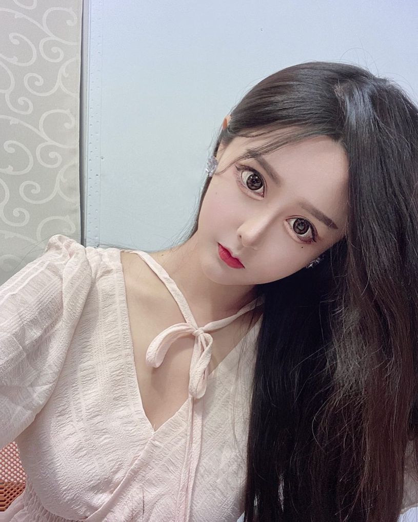 Số khác lại cho rằng, phong cách trang điểm này khiến Duy Ân không giống người bình thường mà giống như người ngoài hành tinh.