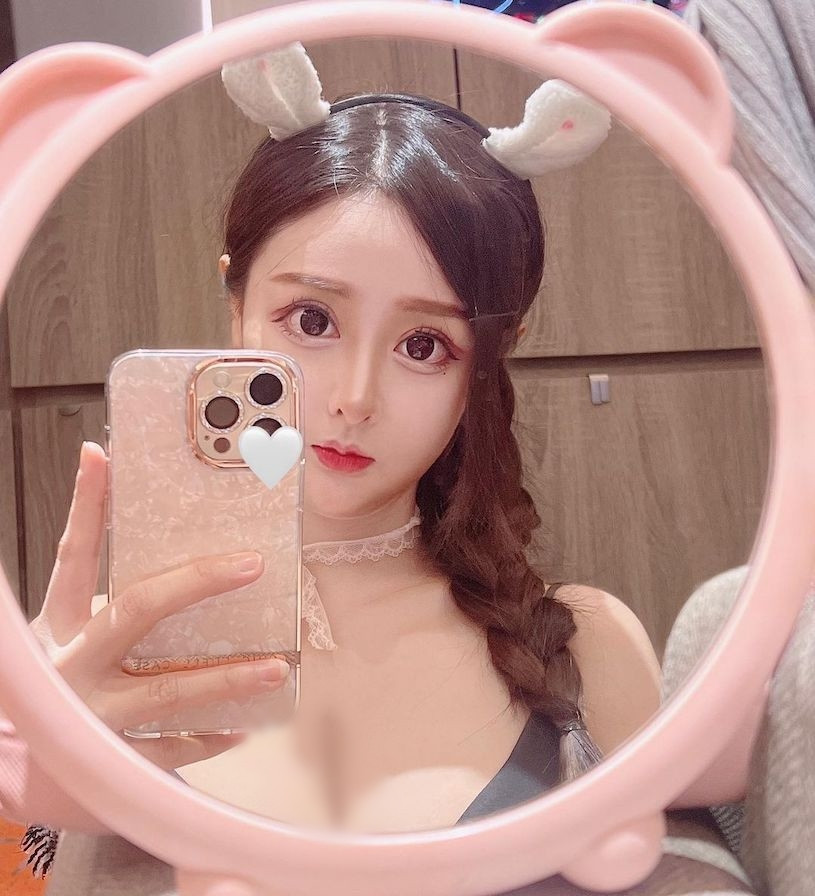 Bởi với nhan sắc của Duy Ân, chỉ cần trang điểm nhẹ nhàng là đã rất xinh và thu hút rồi.