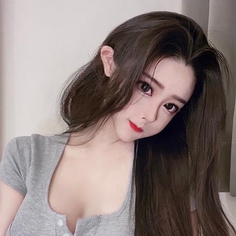 Khi bị châm biếm chẳng khác nào yêu tinh, Duy Ân cũng vui vẻ đáp lại rằng, dù là yêu tinh, cô cũng là một yêu tinh xinh đẹp.