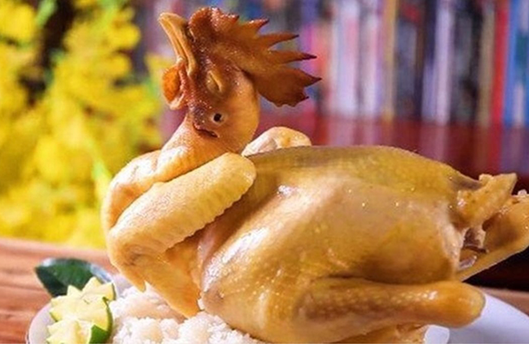 Dùng tay ấn vào mình gà, lườn gà hoặc đùi để kiểm tra, nếu thịt săn chắc là gà ngon. Còn nếu thịt nhão, trơn, biến dạng, bị lõm kiểu phù nhiều nước, chứng tỏ gà bị tiêm thuốc nước, tuyệt đối không mua.