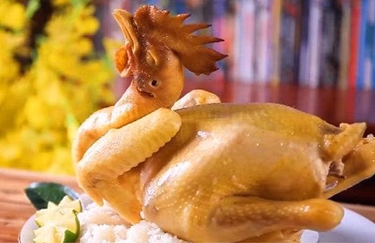 Dùng tay ấn vào mình gà, lườn gà hoặc đùi để kiểm tra, nếu thịt săn chắc là gà ngon. Còn nếu thịt nhão, trơn, biến dạng, bị lõm kiểu phù nhiều nước, chứng tỏ gà bị tiêm thuốc nước, tuyệt đối không mua.