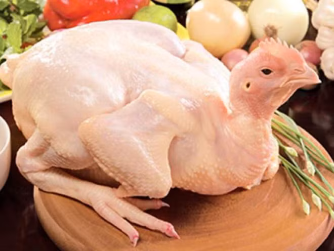 Thứ ba là gà thịt sẵn. Một mẹo rất hay khi chọn gà thịt sẵn là hãy kiểm tra phần cổ gà. Nếu như trên cổ có màu sắc sáng bóng, không bị tụ máu bầm, hoặc những nốt sần đỏ li ti thì đó là gà khỏe mạnh thơm ngon.