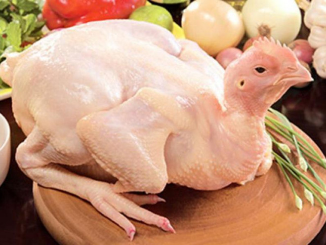 Thứ ba là gà thịt sẵn. Một mẹo rất hay khi chọn gà thịt sẵn là hãy kiểm tra phần cổ gà. Nếu như trên cổ có màu sắc sáng bóng, không bị tụ máu bầm, hoặc những nốt sần đỏ li ti thì đó là gà khỏe mạnh thơm ngon.