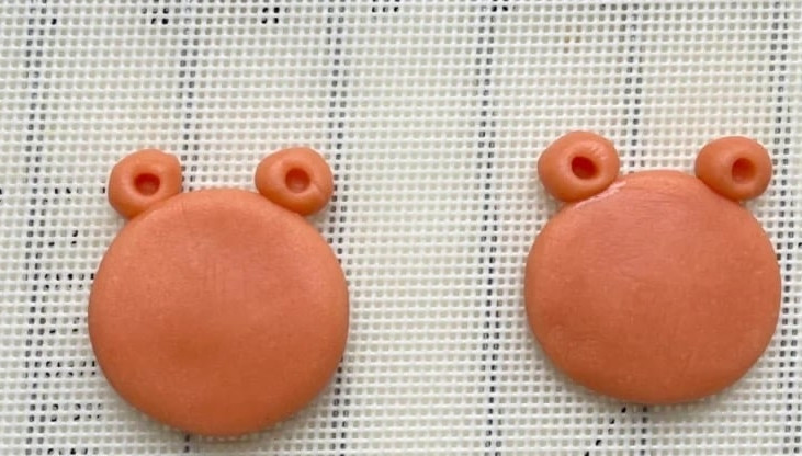 Lấy 10 phần bột làm đầu hổ, ép dẹp, đính thêm tai và mũi như hình.