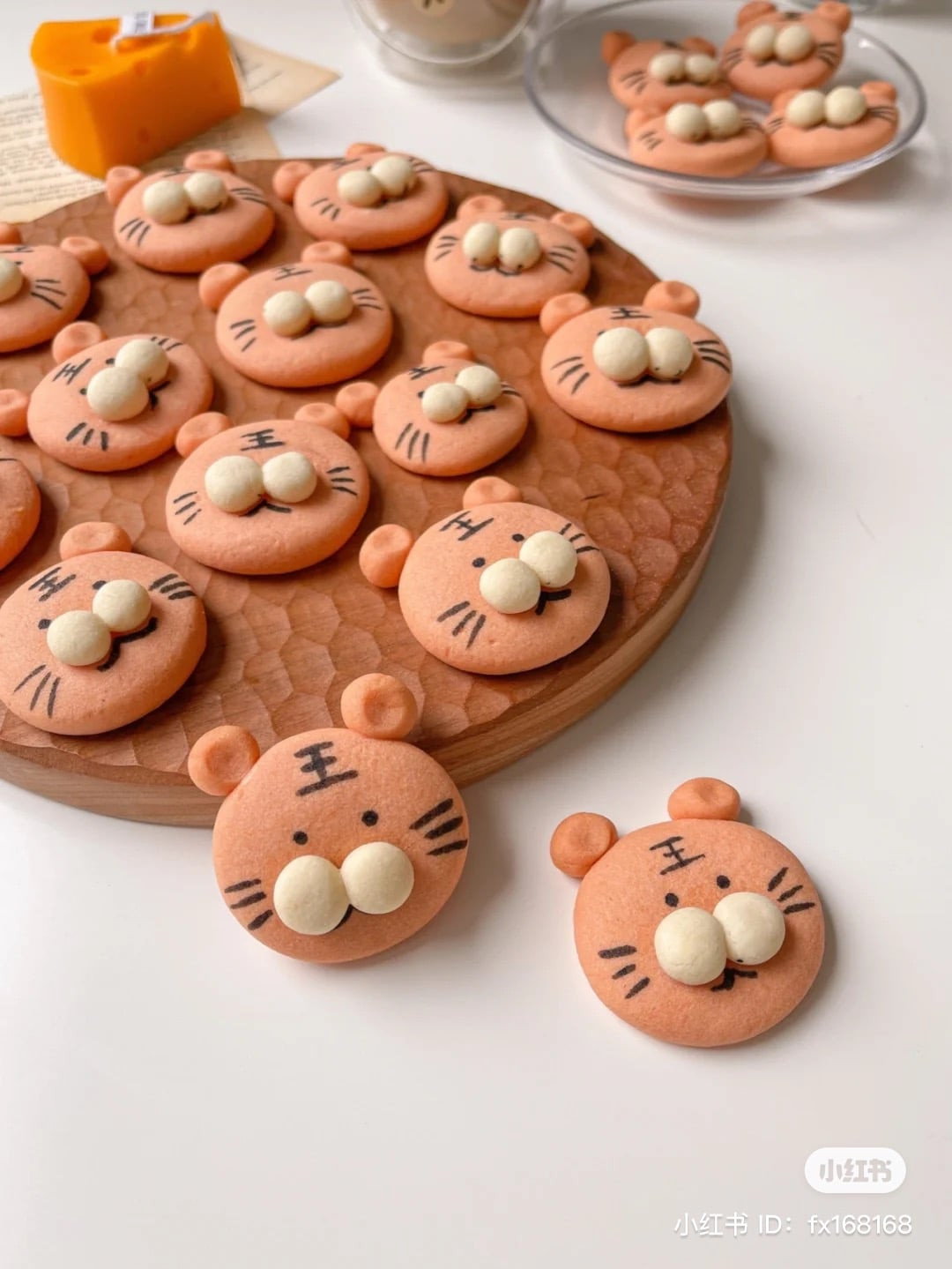 Khi bánh đã chín, bạn hãy lấy ra, để nguội. Chú ý là phải để nguội mới tiến hành bước tiếp theo, nếu không sẽ bị lem nhem, không đẹp.