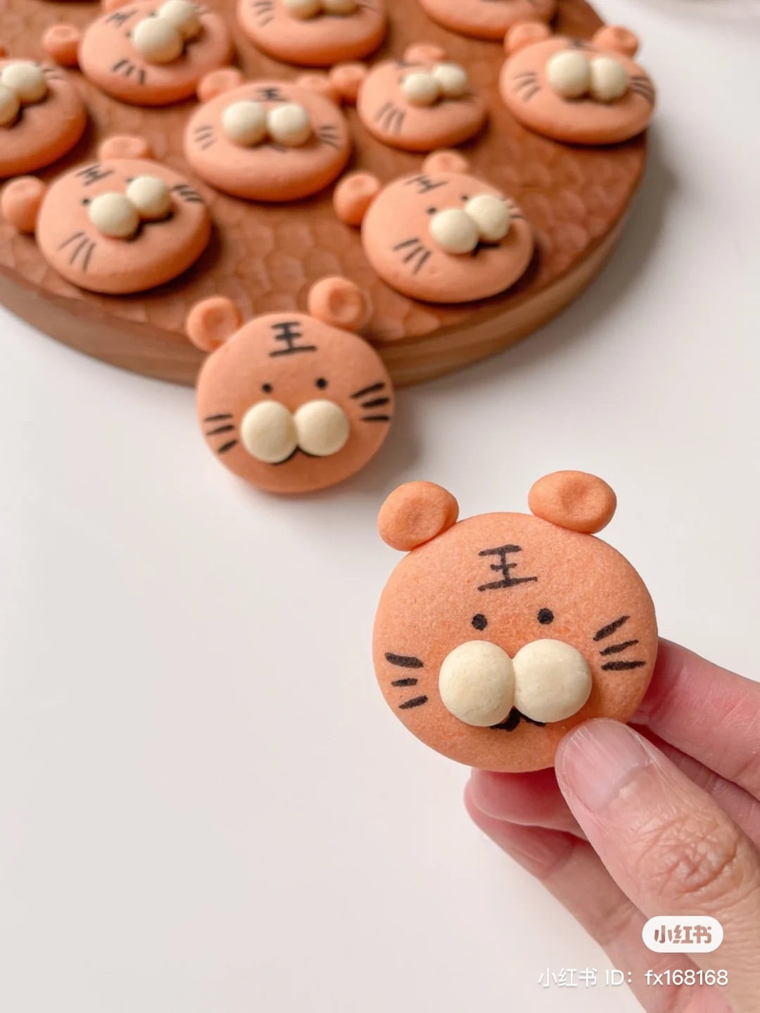 Khi bánh đã nguội, bạn có thể dùng màu thực phẩm hoặc chocolate đun nóng cho chảy ra, vẽ thêm mắt và râu hổ.