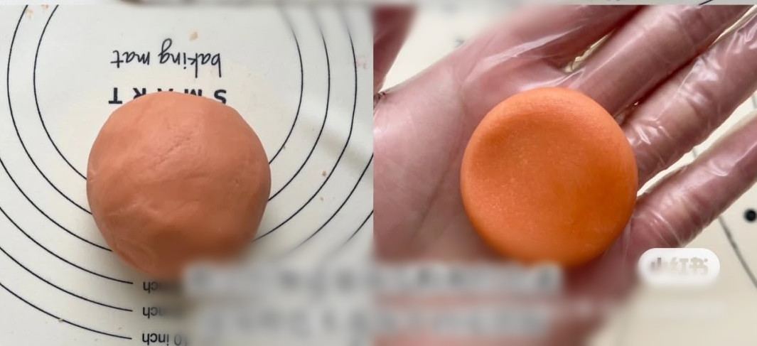 Phần còn lại cho thêm bột bí đỏ và màu thực phẩm đỏ vào nhào đều, điều chỉnh sao cho bột có màu cam cam là được.