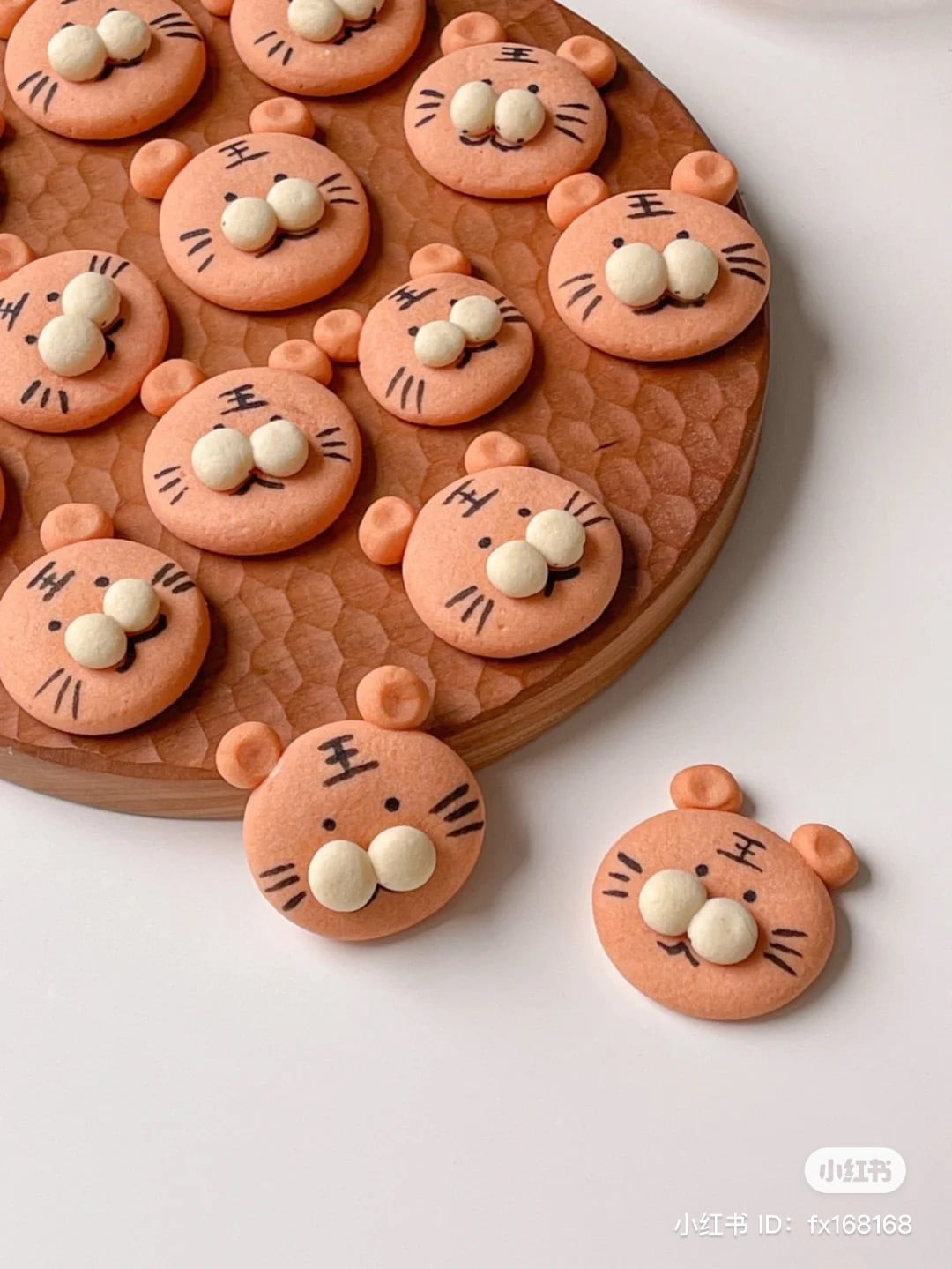 Như vậy, bạn đã hoàn thành món bánh quy hình hổ đón chào năm mới Nhâm Dần rồi. Thật dễ dàng và nhanh chóng phải không? Cùng vào bếp làm thử nhé!