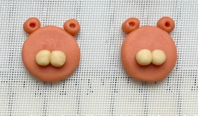 Mũi hổ: Bạn nhớ dùng phần bột trắng đã để dành từ trước nhé. Như vậy, bánh quy không chỉ thơm ngon mà sẽ sinh động và đáng yêu hơn.
