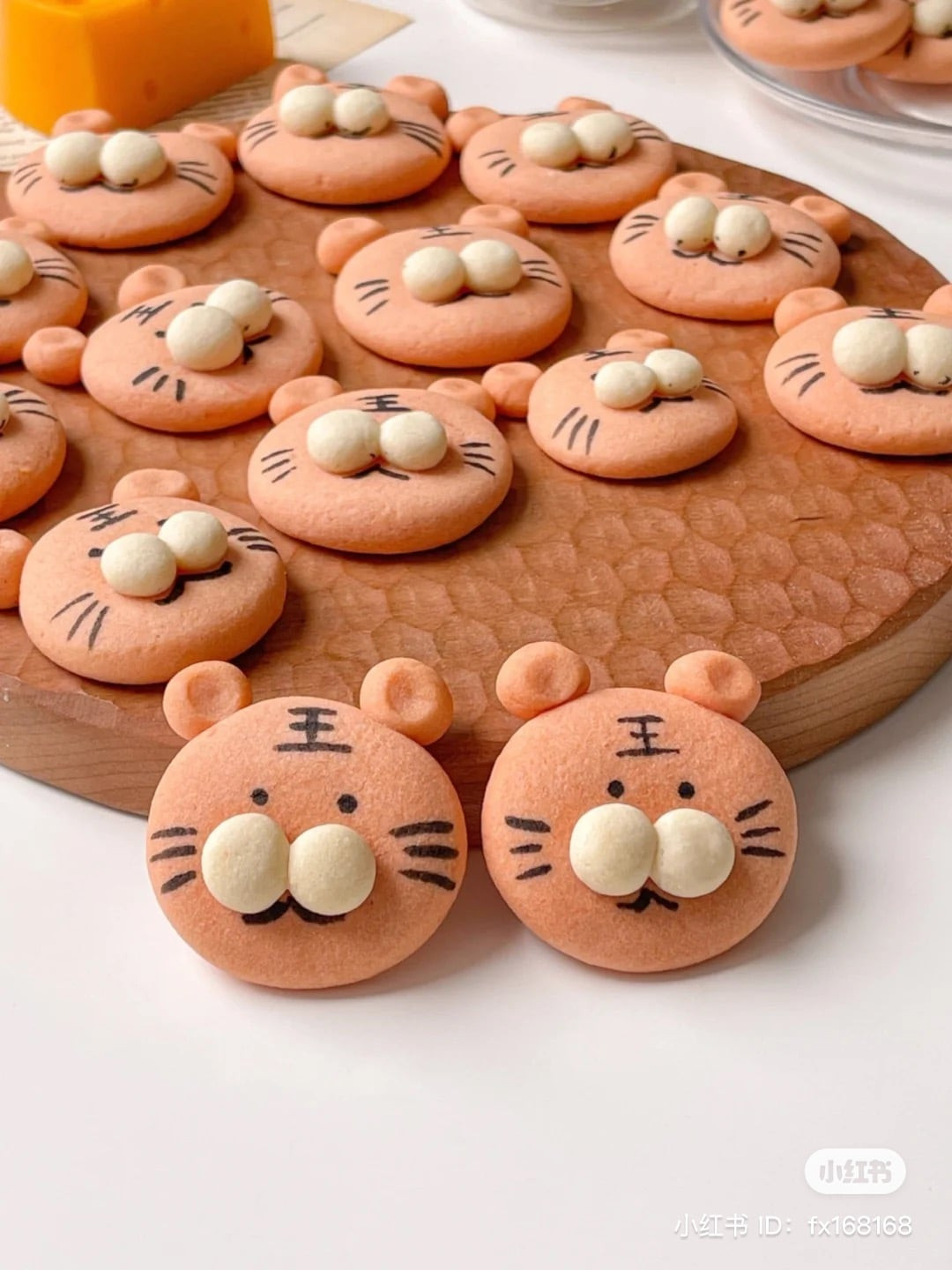 Để làm món bánh quy hình hổ thơm ngon này, bạn cần các nguyên liệu như sau: 70g bơ, 140g bột mỳ, 45g đường bột, 25g trứng gà, bột bí đỏ, màu thực phẩm đỏ.