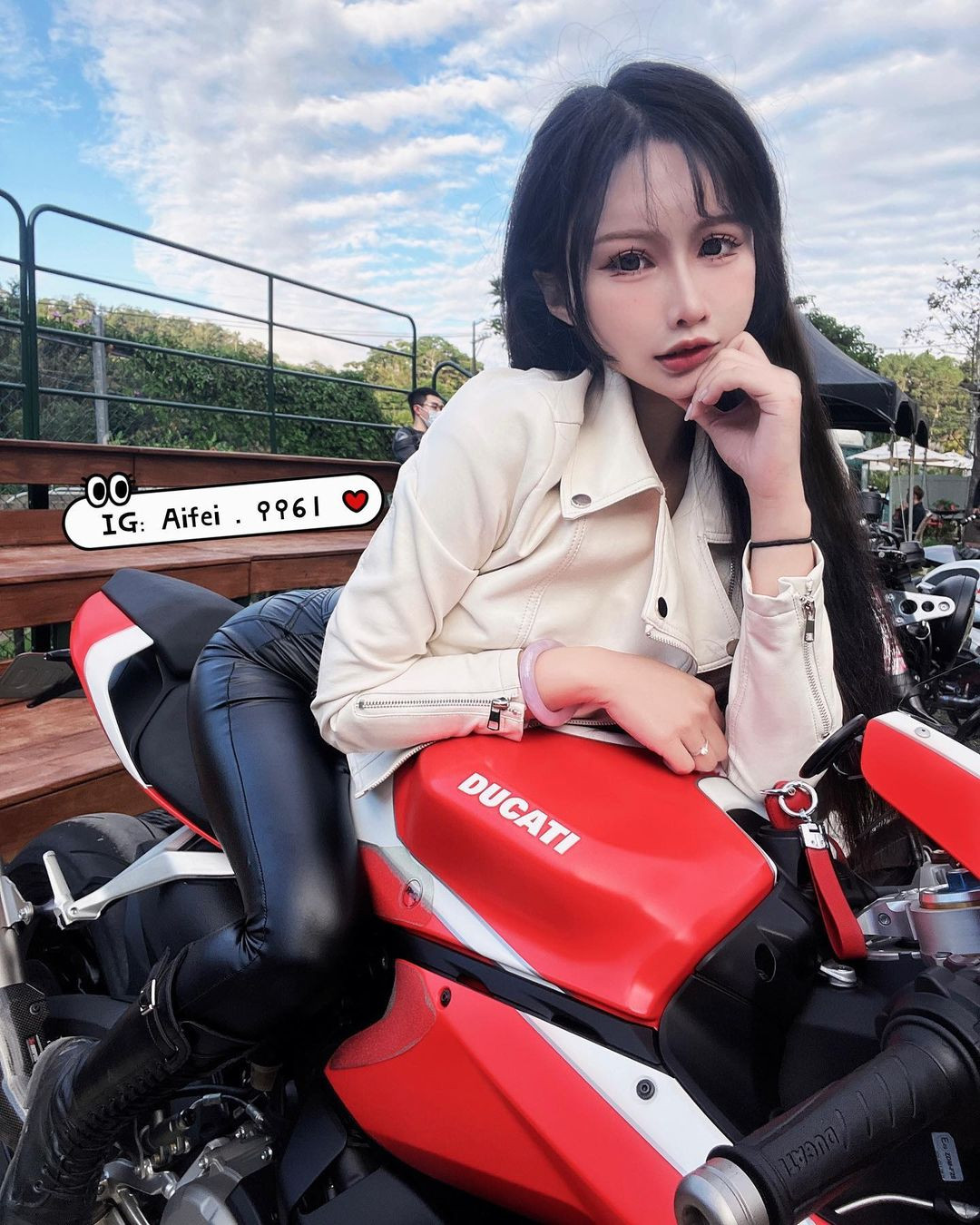 Đôi mắt to, khuôn miệng chúm chím như hoa anh đào và thân hình bốc lửa của Ai Fei khiến cô nàng cực đông người hâm mộ.