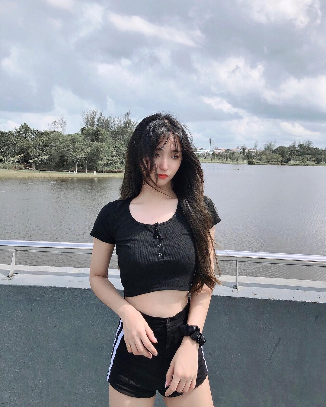 Với việc phối đồ cao tay, hot girl xinh đẹp khiến nhiều bạn trẻ yêu thích, ngưỡng mộ.