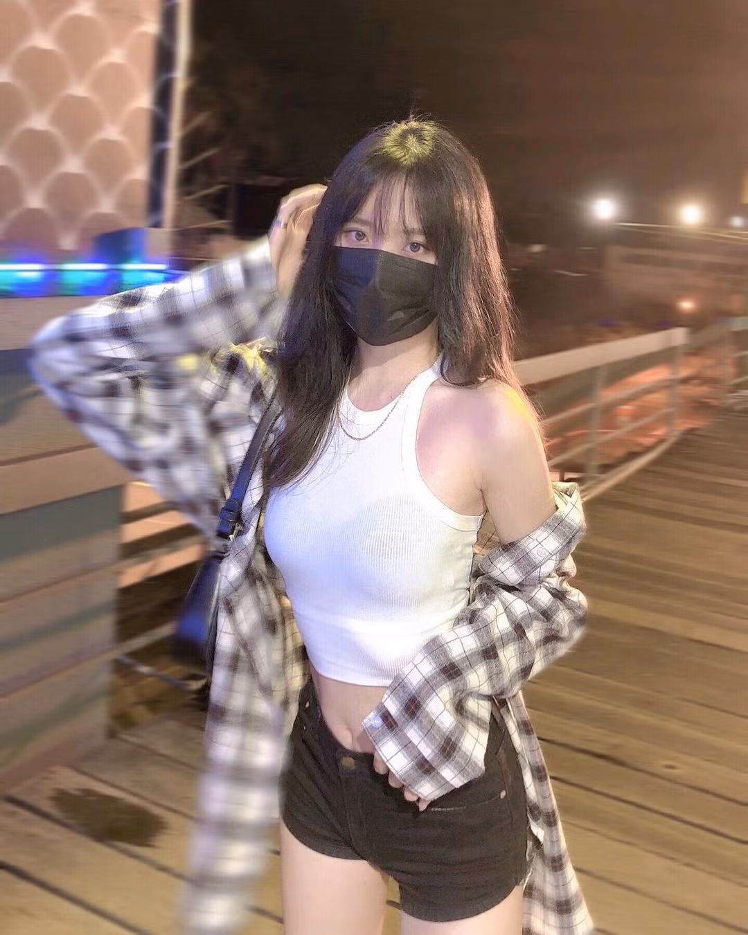 Chưa hết, qua 20h tối, hot girl sẽ không ăn thêm bất cứ thứ gì nữa, chỉ uống nước lọc hoặc trà thanh nhiệt, giải độc.