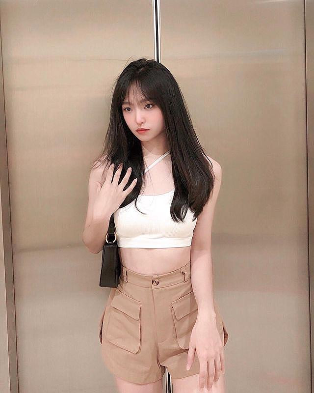 Theo tìm hiểu, Krystal - hot girl người Malaysia - nổi tiếng với khuôn mặt xinh đẹp và dáng vóc cao ráo như người mẫu.