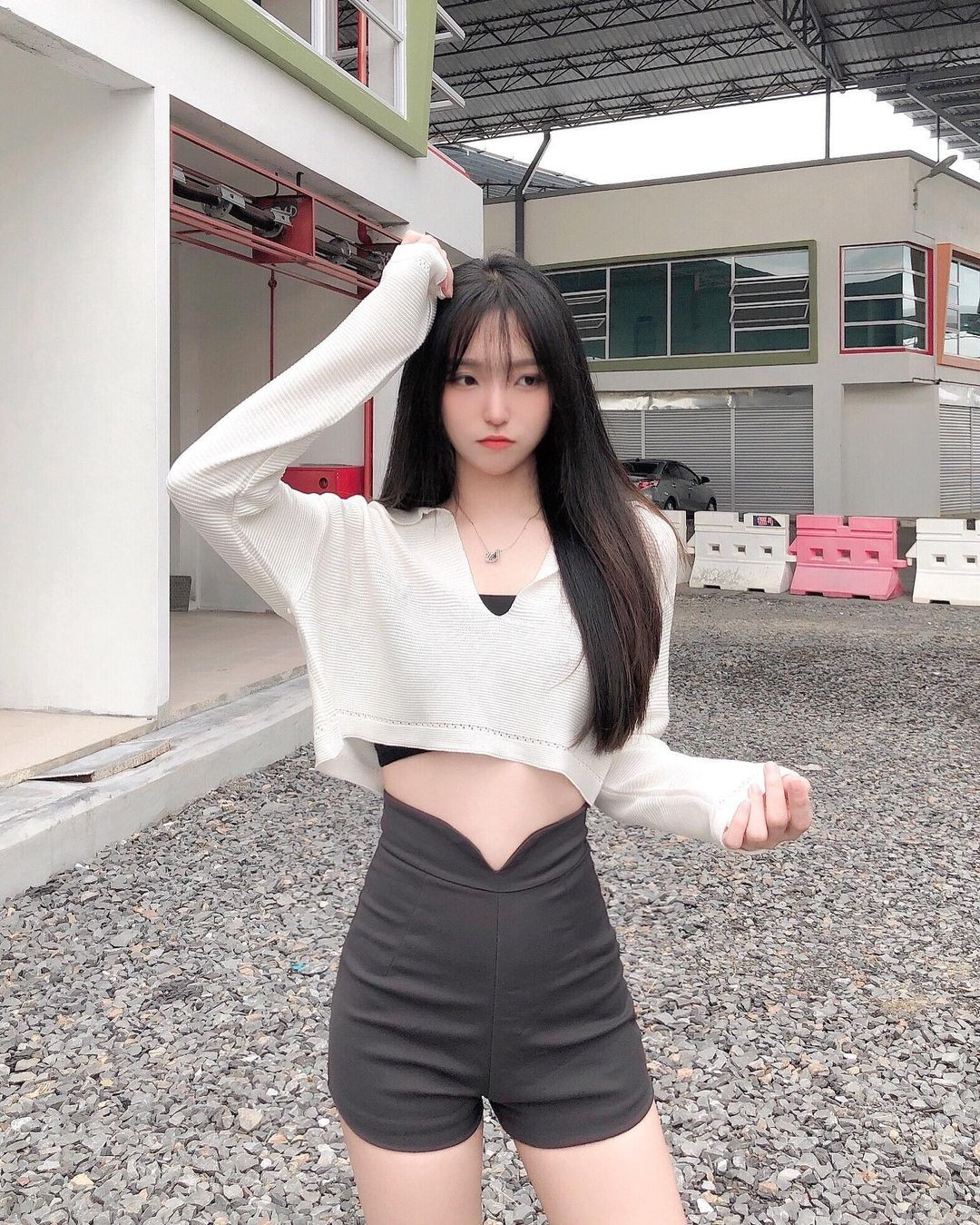 Hot girl người Malaysia tự tin, chỉ cần khuôn mặt xinh đẹp và vòng bụng phẳng lỳ thôi cũng đủ làm tan chảy trái tim mọi người.