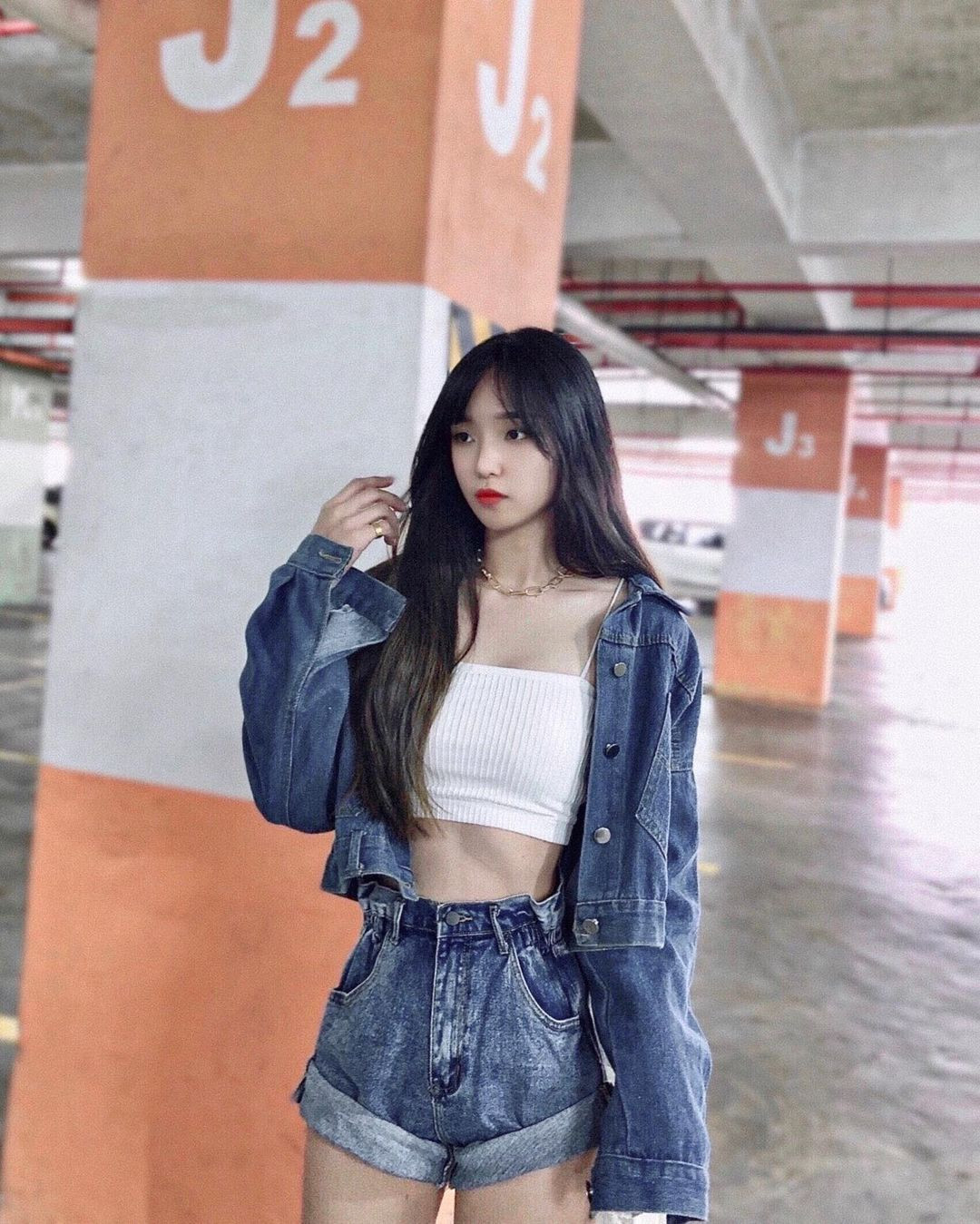 Trên trang cá nhân, Krystal cũng thường xuyên chia sẻ cách phối đồ để khoe dáng. Cô nàng cũng không giấu giếm bí quyết giảm cân, giữ dáng của mình.