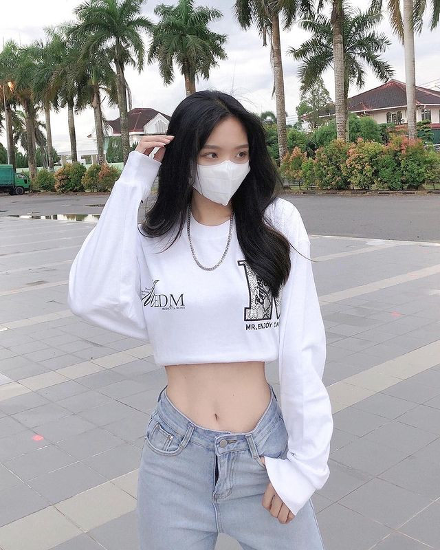 Có thể nói, thân hình của Krystal không chút mỡ thừa, vì vậy cô nàng cực kỳ tự tin khi diện đồ khoe vòng eo con kiến.