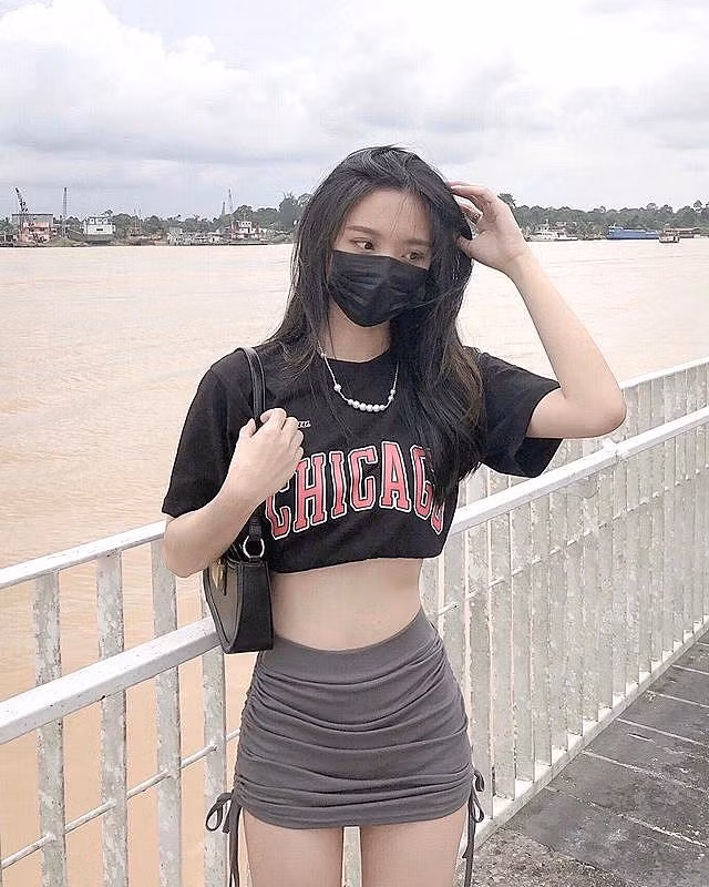 Đặc biệt, vòng eo của cô nàng thon nhỏ đến khó tin, khiến nhiều cô gái mơ ước.