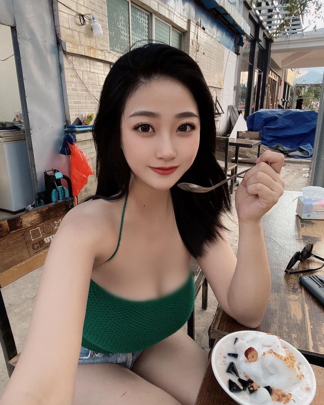 Tuy vậy, Châu Châu vẫn tự tin dạo phố, đi chơi, đi mua sắm với kiểu trang phục khoe vòng một, khoe dáng triệt để này.