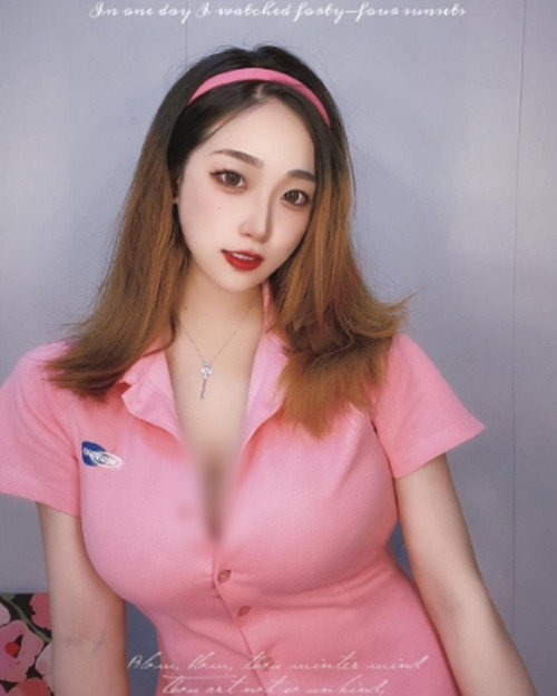 Theo cô nàng, tốt khoe xấu che, chỉ cần đẹp và không quá phản cảm là được. Chính vì thế, dù gặp khá nhiều lời chê bai, Châu Châu vẫn vui vẻ và thoải mái, cô nàng thực sự không để tâm đến những bàn tán tiêu cực về mình.