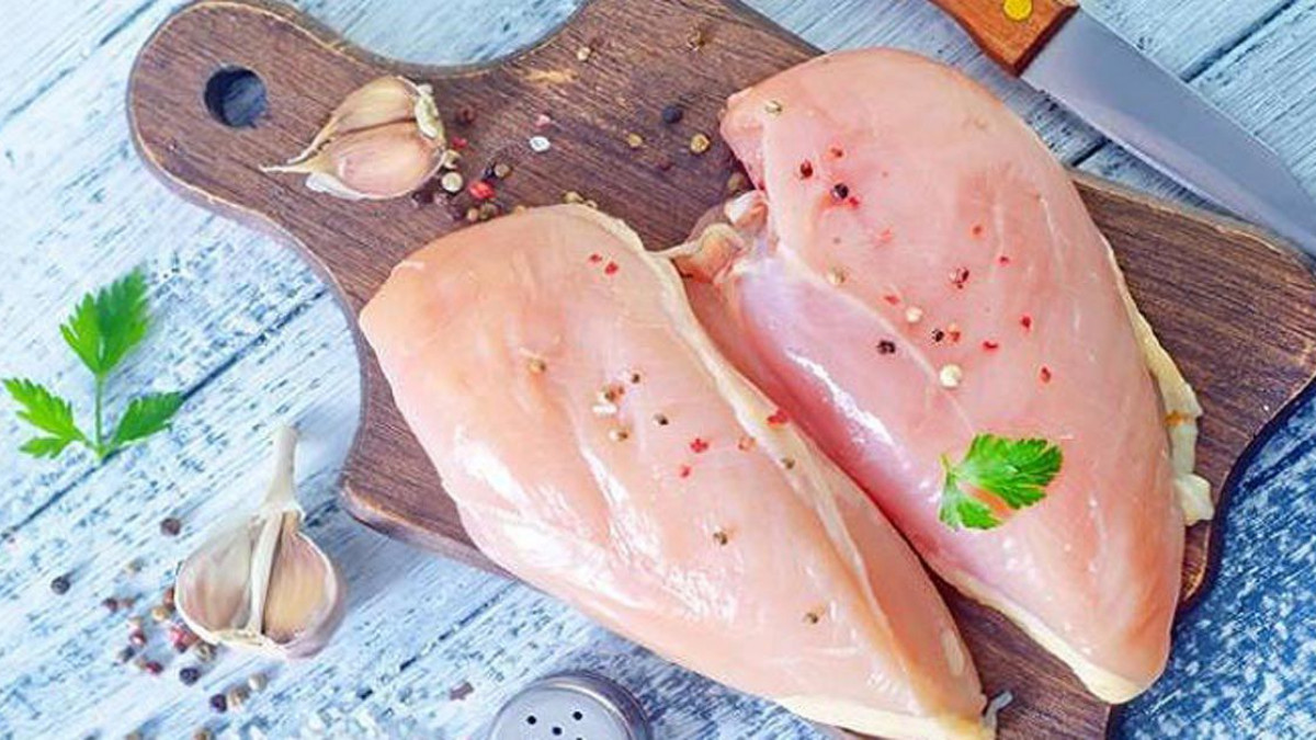 Hơn nữa, thịt gà trắng ít calo hơn thịt gà nâu lại giàu đạm, vì vậy còn thường xuyên được những cô nàng ham thích làm đẹp sử dụng để giảm cân, giữ dáng.