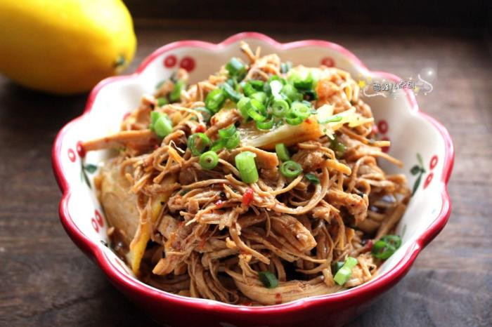 Bước 6: Bày ra đĩa, rắc hành lá thái nhỏ lên trên rồi dọn trực tiếp lên bàn, mâm cơm ngày Tết đã có thêm một món ăn cực ngon và hấp dẫn.