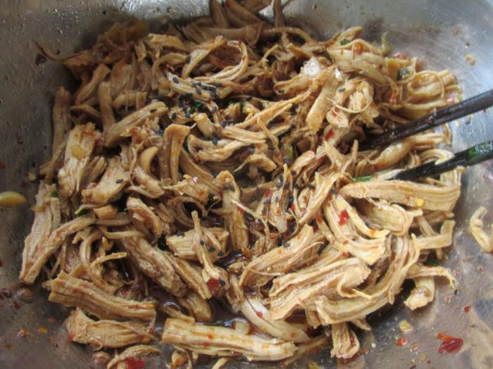 Bước 5: Rắc vừng rang lên, trộn đều là món ăn nguội đơn giản này đã sẵn sàng, ngon tuyệt cú mèo.