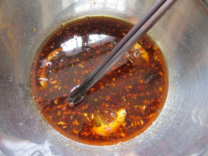 Bước 3: Khuấy đều để nước sốt được đậm vị hơn. Thực tế, món sốt đa năng này dùng được cho đa số các món nguội, rất đáng thử.