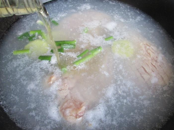 Nguyên liệu: 1 miếng ức gà, 1 thìa dầu hào, 1 thìa xì dầu, 1/2 thìa đường, một chút muối, một ít nước cốt chanh, một ít mè đen, một ít tỏi băm, một ít hành tím, và 1 muỗng canh dầu đậu phộng.