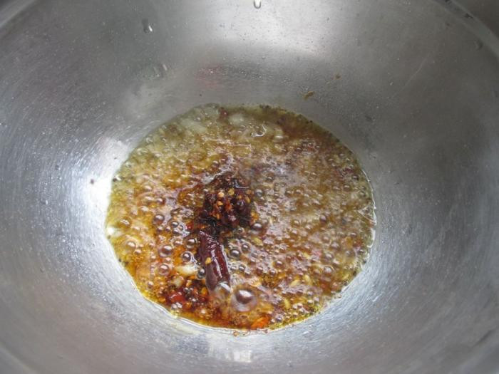 Bước 2: Cho tỏi băm, 1 thìa dầu hào, 1 thìa xì dầu, nửa thìa đường, ớt bột, chút muối vào nồi, phi thơm với dầu nóng. Để nguội, vắt một ít nước cốt chanh cho vừa ăn. Nếu không có chanh, có thể dùng giấm trắng để thay thế.