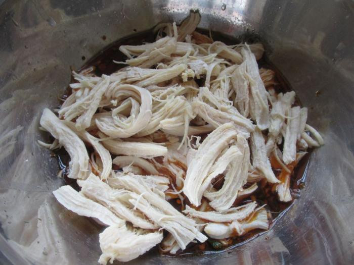 Bước 4: Xé ức gà thành từng sợi nhỏ cho vào nước sốt đã pha.