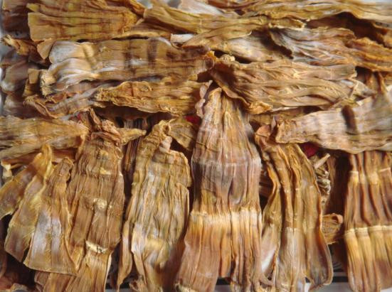 Măng khô đảm bảo an toàn thực phẩm là loại măng có màu vàng nâu nhạt, xuất hiện màu hổ phách, đường vân tỉ mỉ, bề rộng thịt dày. Khi sờ vào không có cảm giác ẩm tay, có thể bẻ gãy được.