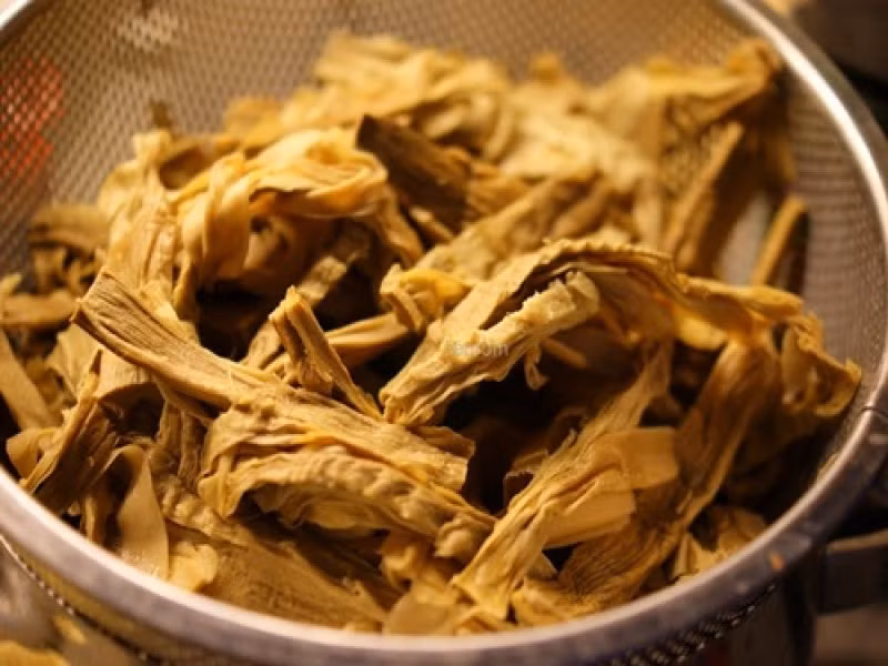 Bạn phải nhớ kỹ khi chọn mua măng khô, bởi nếu mua phải măng tẩm hóa chất, lâu dài sẽ gây tổn thương về thần kinh, thay đổi hành vi; ảnh hưởng hệ tuần hoàn, chức năng tim mạch, tổn thương mắt, giảm thị lực, ảnh hưởng chức năng sinh sản, hệ miễn dịch, tuyến nội tiết, ảnh hưởng đến sự phát triển của não, tổn thương phổi, nhiễm độc thận.