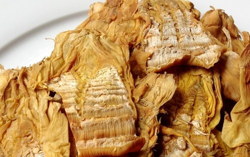 Tiếp nữa, măng khô an toàn phải lưu giữ mùi thơm đặc trưng, không có mùi lạ, không bị mốc. Chỉ nên mua măng khô được bảo quản trong túi ni lông có nhãn mác, có địa chỉ, có nguồn gốc xuất xứ rõ ràng.