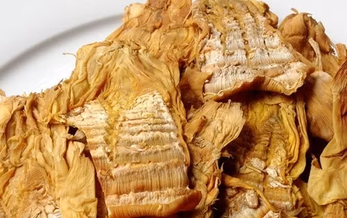 Tiếp nữa, măng khô an toàn phải lưu giữ mùi thơm đặc trưng, không có mùi lạ, không bị mốc. Chỉ nên mua măng khô được bảo quản trong túi ni lông có nhãn mác, có địa chỉ, có nguồn gốc xuất xứ rõ ràng.