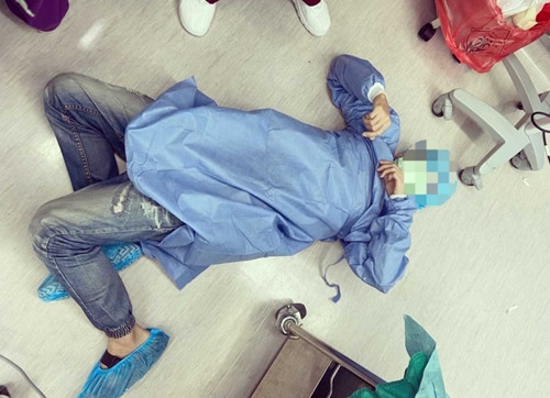 Doi vao phong sinh voi vo, nguoi chong khien bac si cuoi bo vi...