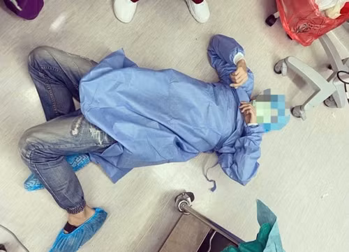 Doi vao phong sinh voi vo, nguoi chong khien bac si cuoi bo vi...