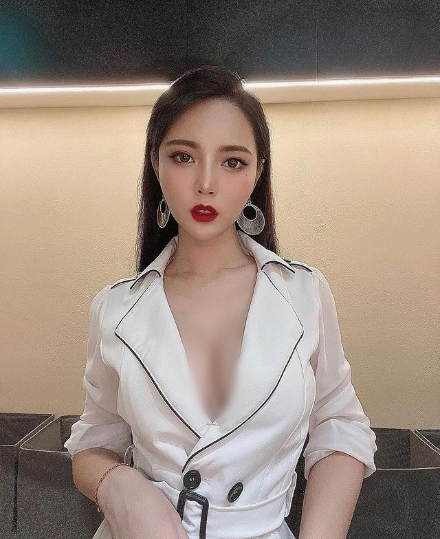 Nổi lên nhờ biệt danh " hot girl bán lẩu", mỹ nhân người Đài Loan Miêu Miêu quyết định hướng phát triển hình ảnh theo con đường gợi cảm, quyến rũ.