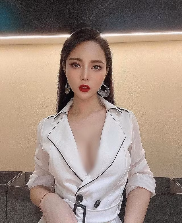 Nổi lên nhờ biệt danh " hot girl bán lẩu", mỹ nhân người Đài Loan Miêu Miêu quyết định hướng phát triển hình ảnh theo con đường gợi cảm, quyến rũ.