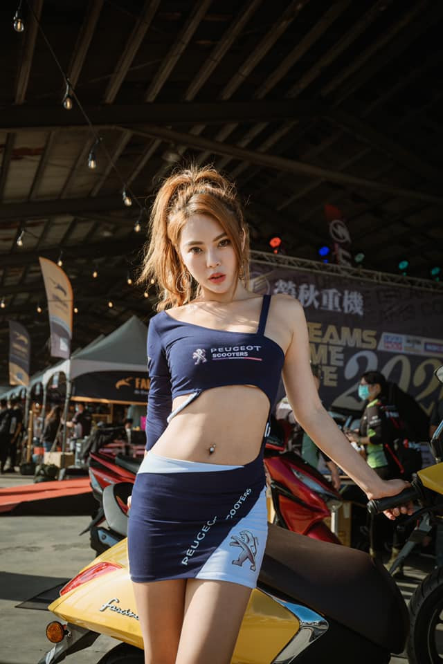 Hình ảnh Miêu Miêu khoe dáng tại một triển lãm xe. Cô nàng là một trong những mẫu xe nhận được nhiều sự chú ý nhất.